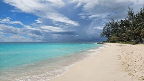 Beach nearby - Blue Horizon Hotel (Rockley)