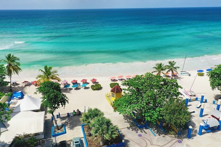 En la playa. Time Out Hotel