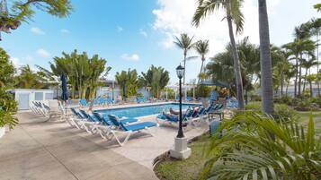 Una piscina al aire libre, sombrillas