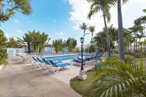 Una piscina al aire libre, sombrillas
