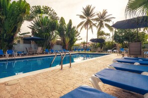 Una piscina al aire libre, sombrillas
