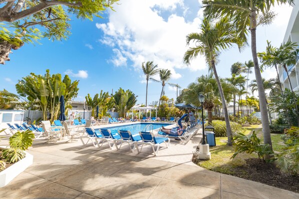 Una piscina al aire libre, sombrillas