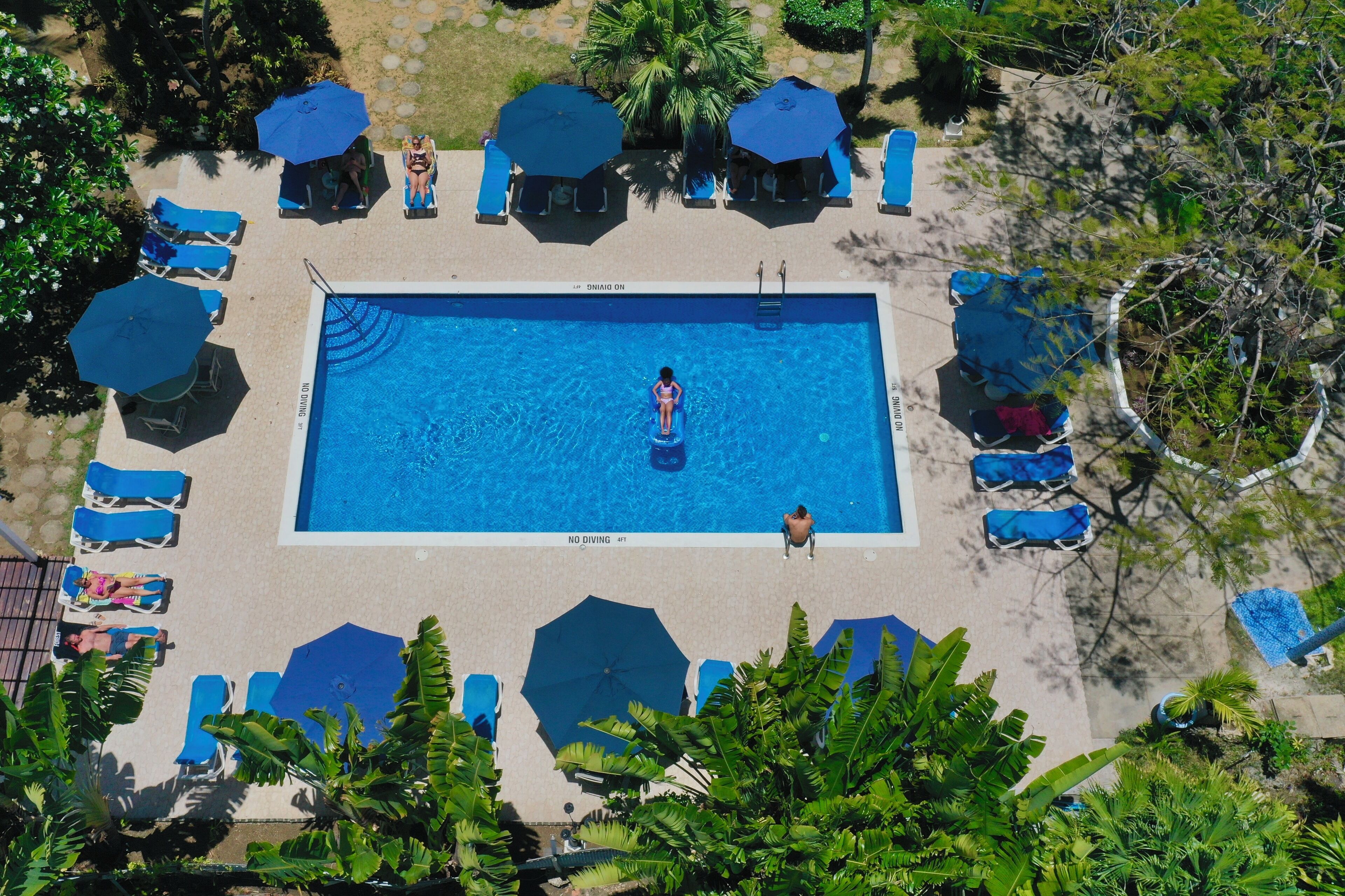 Piscina externa, guarda-sóis