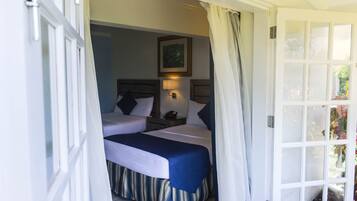 Caja de seguridad en la habitación y escritorio