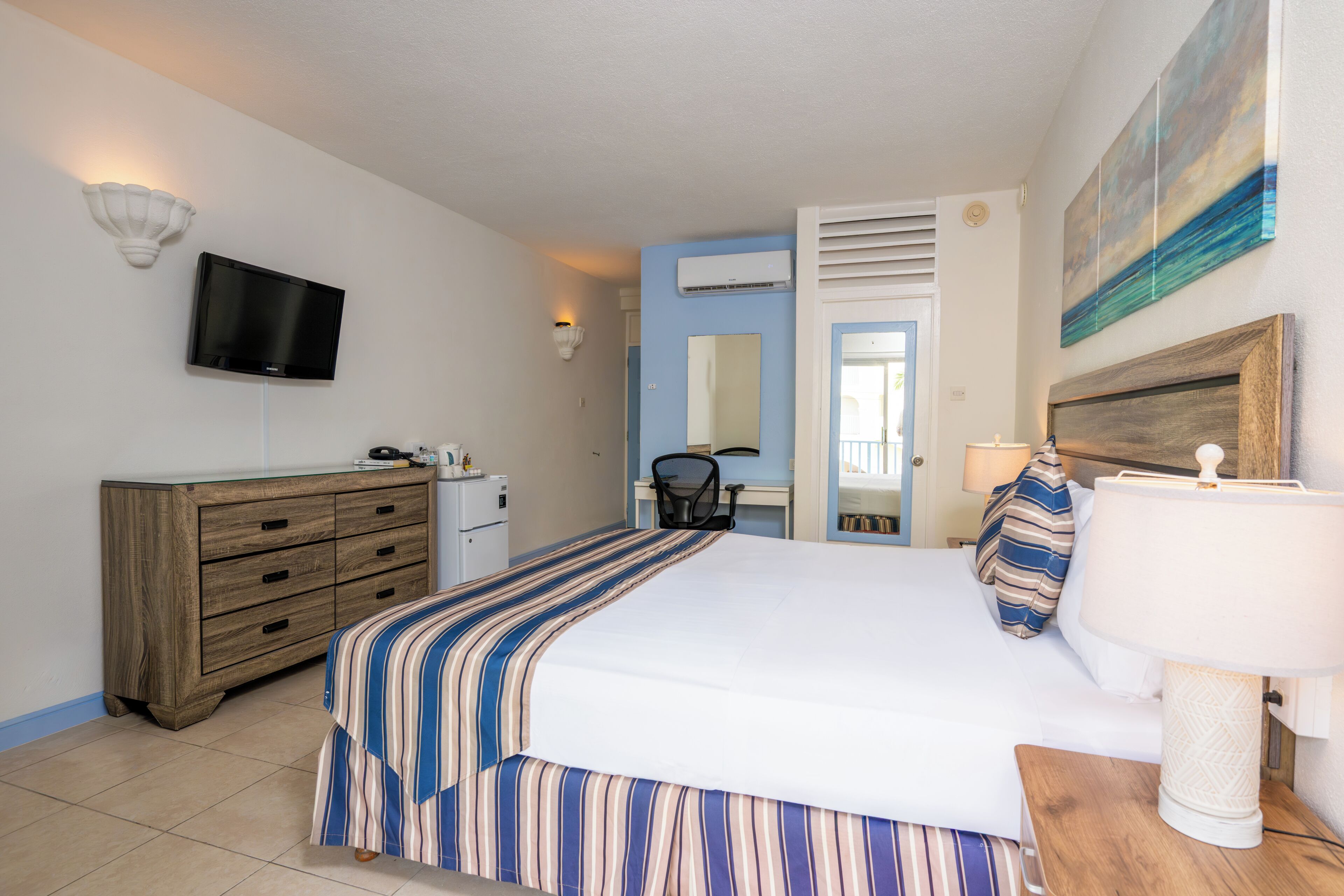 In-room safe, desk, iron/ironing board, cribs/infant beds