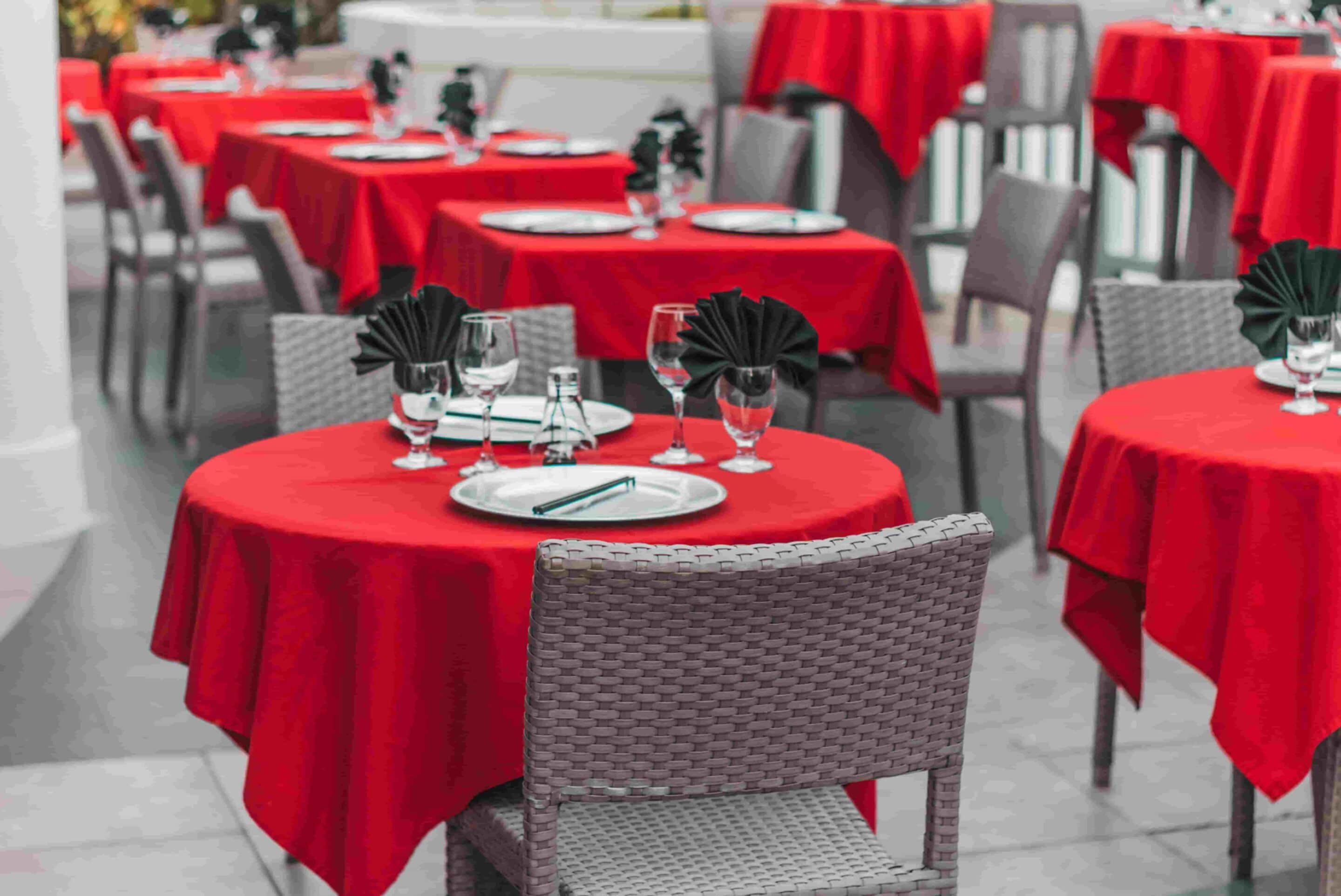   供應早餐、午餐和晚餐，海鮮，游泳池景觀