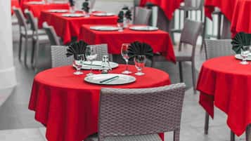 Breakfast, lunch, dinner served; seafood, pool views