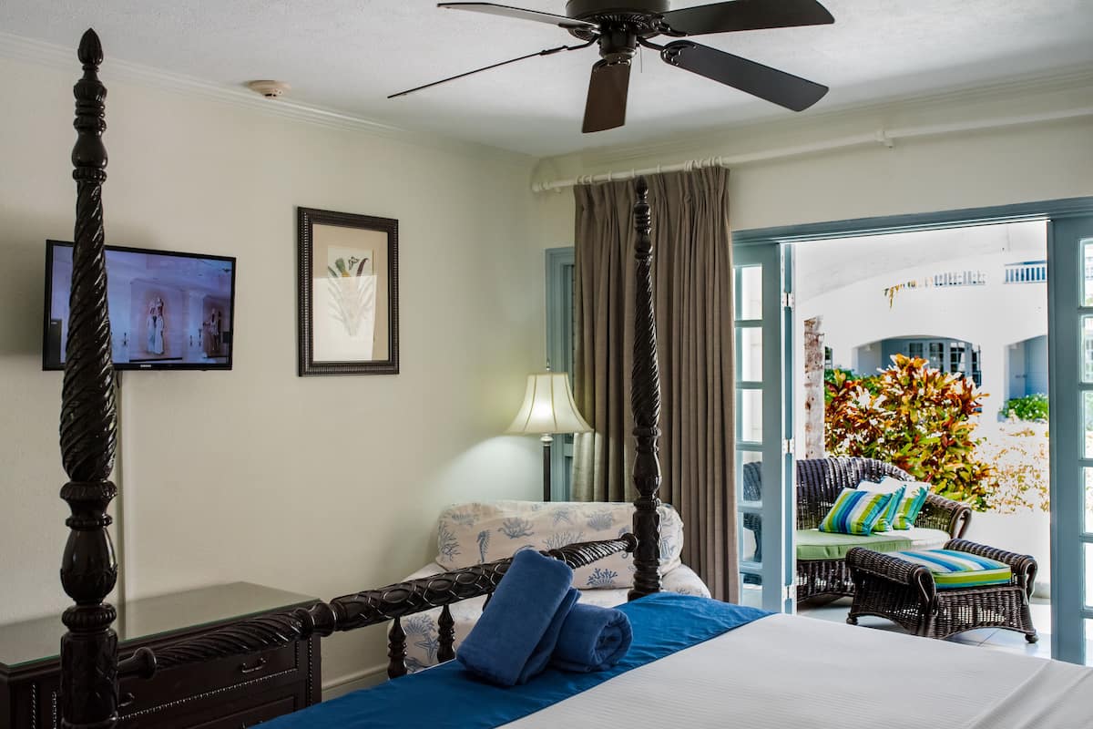 Deluxe Room, 1 King Bed, Pool View | 1 bedroom, in-room safe, desk, blackout drapes