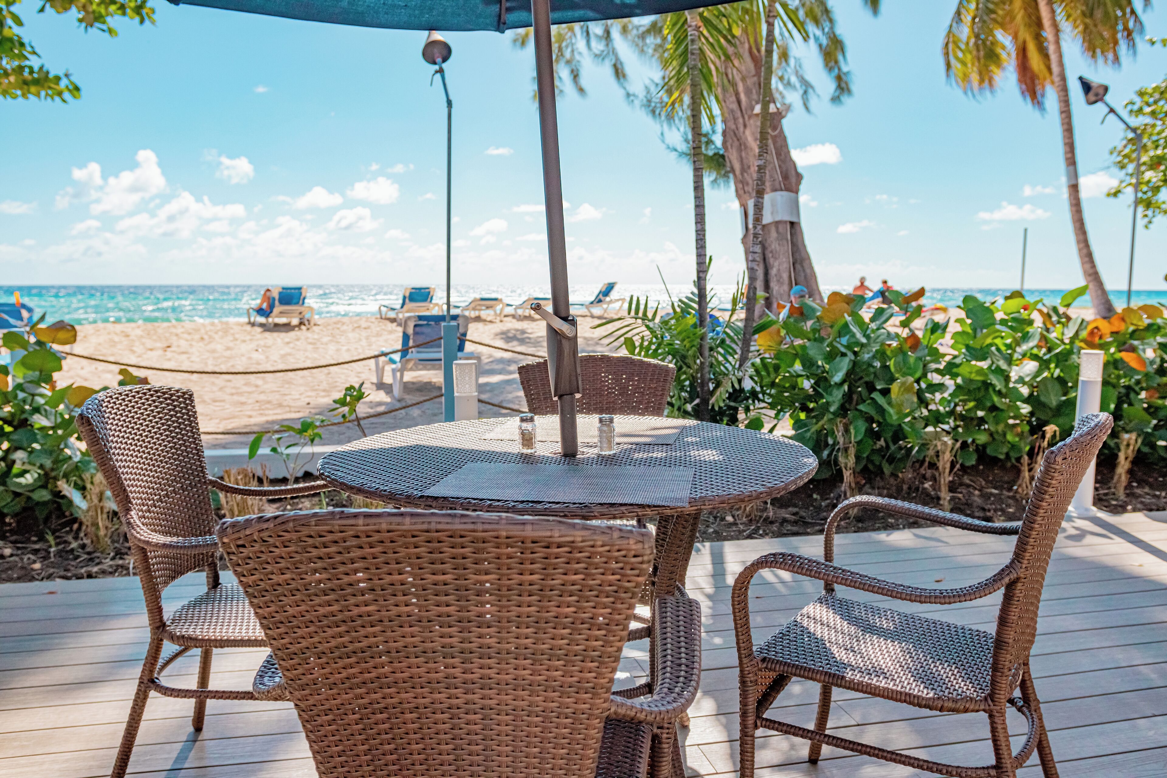 Breakfast, lunch, dinner served; seafood, pool views 