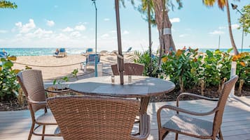 Breakfast, lunch, dinner served; seafood, pool views