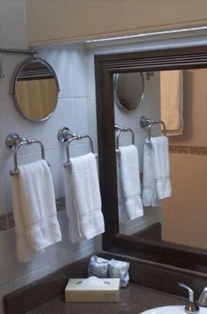 Combined shower/tub, free toiletries, hair dryer, towels - Savannah Beach Club Hotel (Hastings)