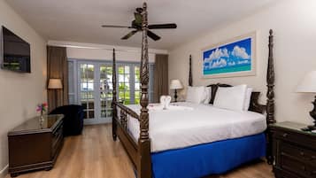 Studio Suite, 1 Tempat Tidur King, pemandangan pantai | Bantalan ekstra lembut, brankas, dan tirai kedap cahaya