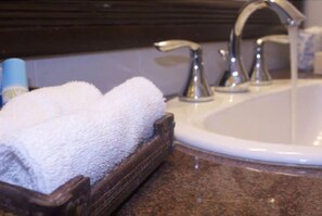 Combined shower/tub, free toiletries, hair dryer, towels - Savannah Beach Club Hotel (Hastings)