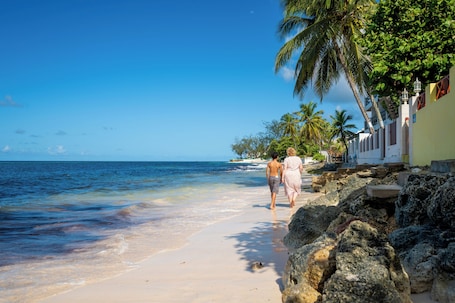 靠近海滩、白沙、沙滩椅、海滩遮阳伞. 沃辛庭院公寓酒店