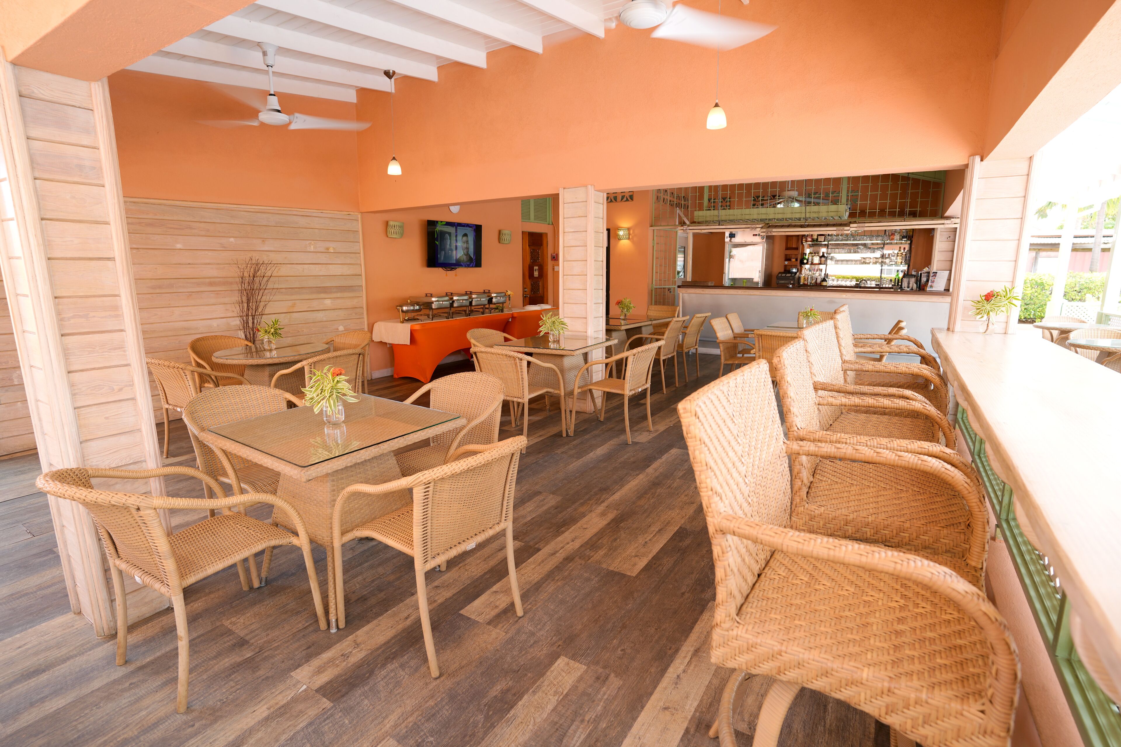 Daily cooked-to-order breakfast (USD 25 per person)