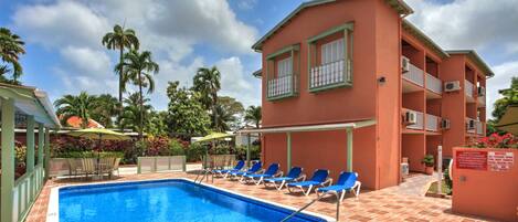 Alberca al aire libre y sombrillas en la alberca