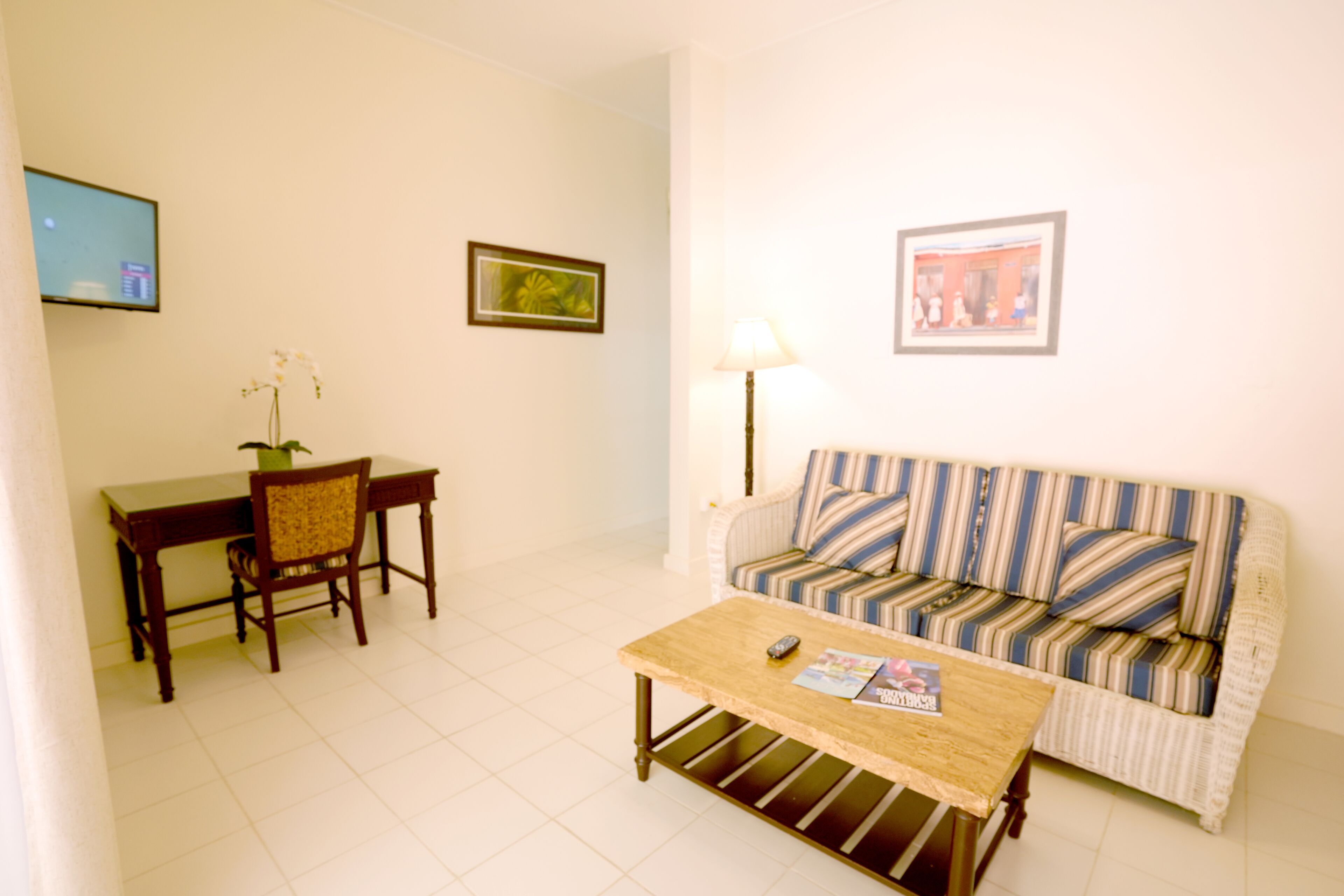 Suíte luxo, 1 cama King (Deluxe One Bedroom) | Área de estar | TV LCD 15 polegadas com canais via satélite, TV