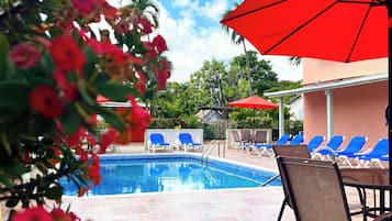 Utendørsbasseng og bassengparasoller