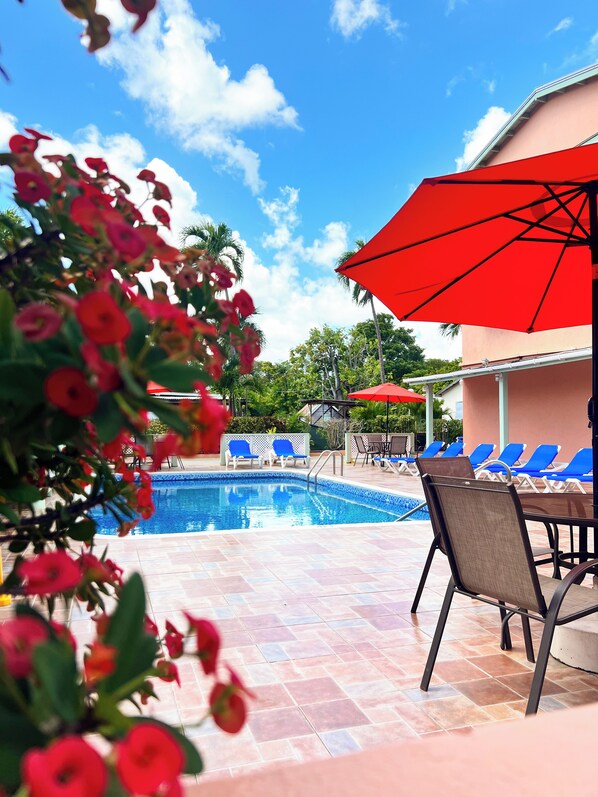 Piscine extérieure, parasols de plage