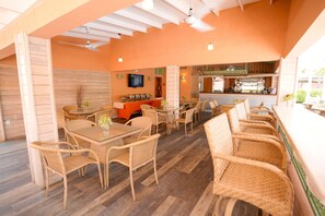 Petit déjeuner, déjeuner et dîner servis sur place