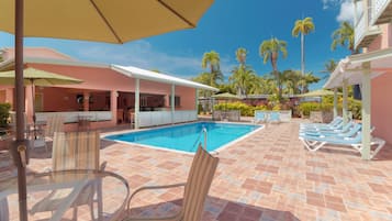 Utendørsbasseng og bassengparasoller