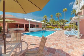 Outdoor pool, pool umbrellas - Worthing Court Apartment Hotel (Worthing)