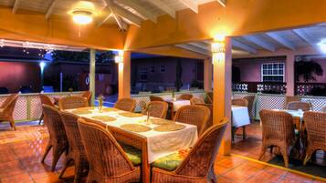 Daily cooked-to-order breakfast (USD 25 per person)