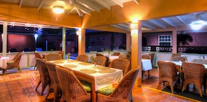 Daily cooked-to-order breakfast (USD 25 per person)