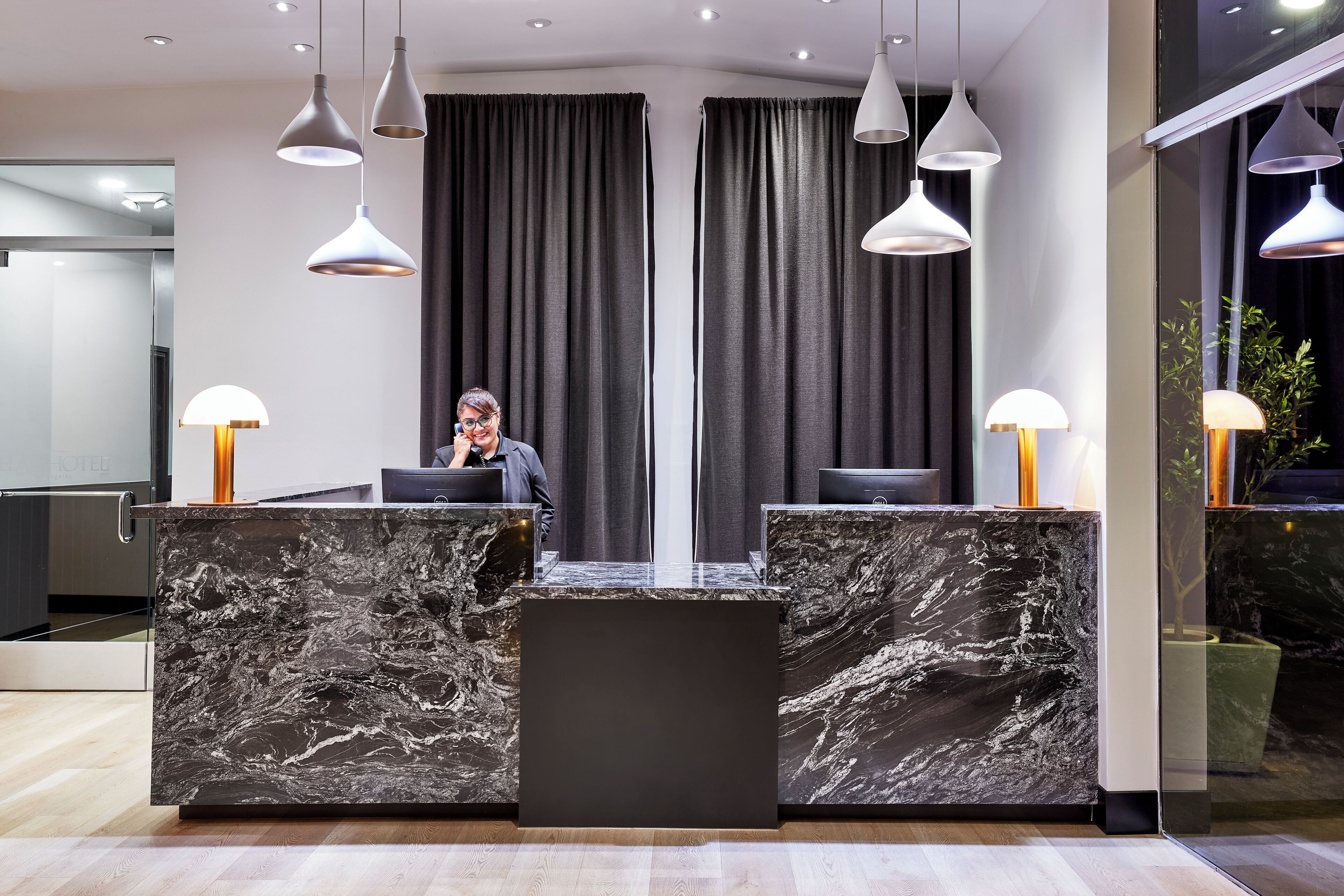 ฝ่ายต้อนรับ