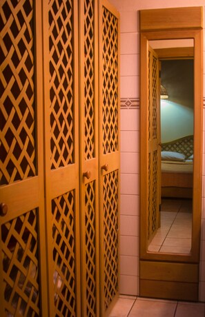 Cottage, 1 King Bed, Patio, Garden View | Bathroom | Shower, hair dryer, towels