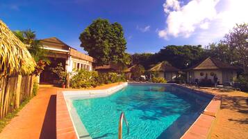 2 piscines extérieures