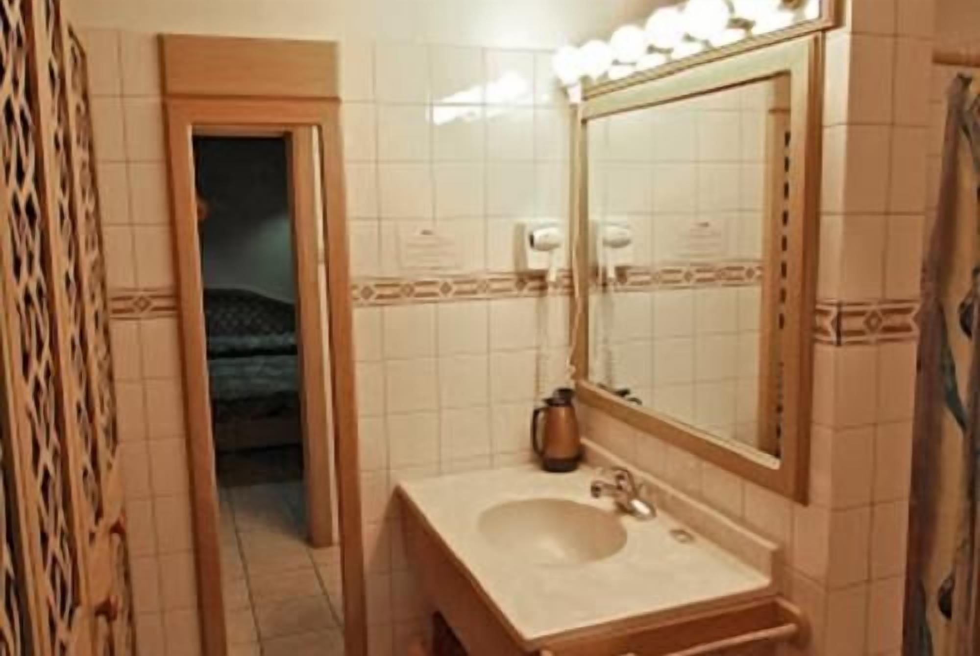 cottage, 1 king bed, patio, garden view | bathroom sink