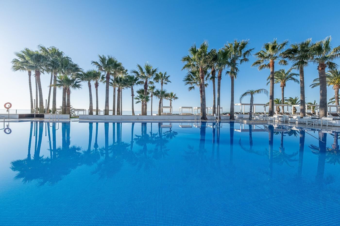 Una piscina cubierta, 2 piscinas al aire libre, sombrillas, tumbonas