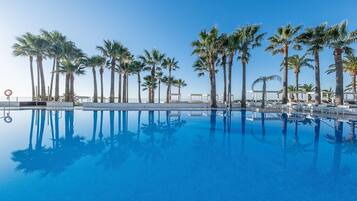 Una piscina techada, 2 piscinas al aire libre, sombrillas
