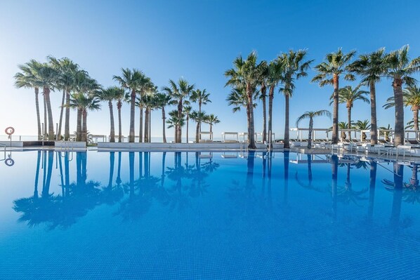 室內泳池、2 個室外泳池；泳池傘、躺椅