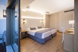 Junior Suite | Minibar, in-room safe, desk, blackout drapes