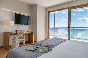 Minibar, Zimmersafe, Schreibtisch, Verdunkelungsvorhänge