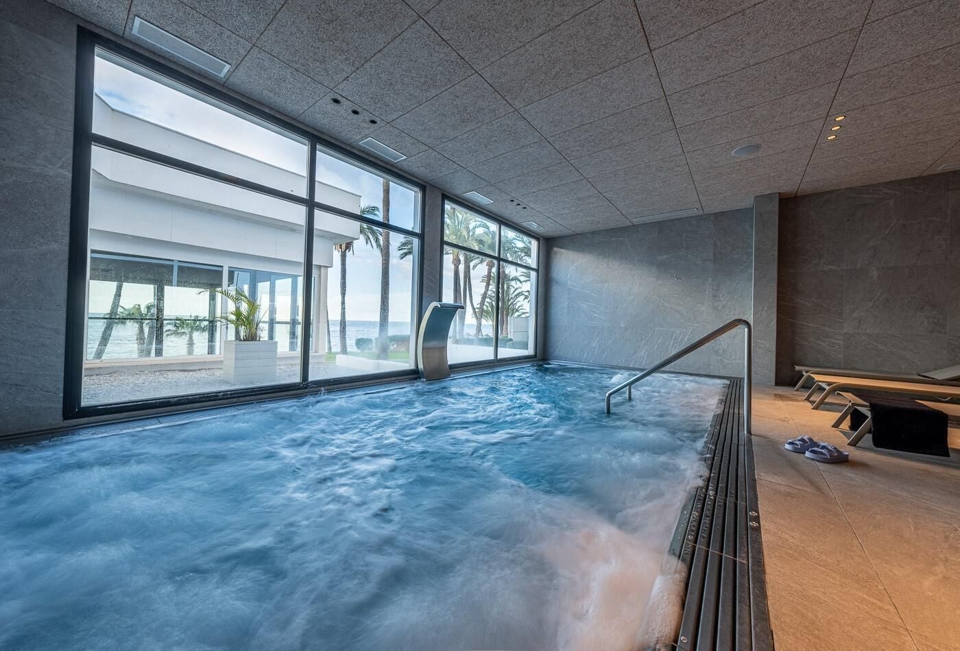 Indendørs pool, 2 udendørs pools, parasoller, liggestole