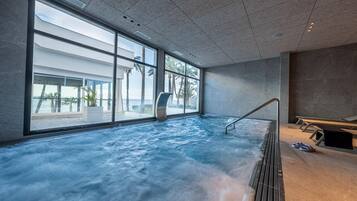 Indendørs pool, 2 udendørs pools, parasoller, liggestole