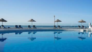 Una piscina techada, 2 piscinas al aire libre, sombrillas