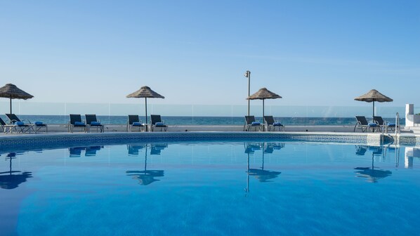 Piscine intérieure, 2 piscines extérieures, parasols, chaises longues