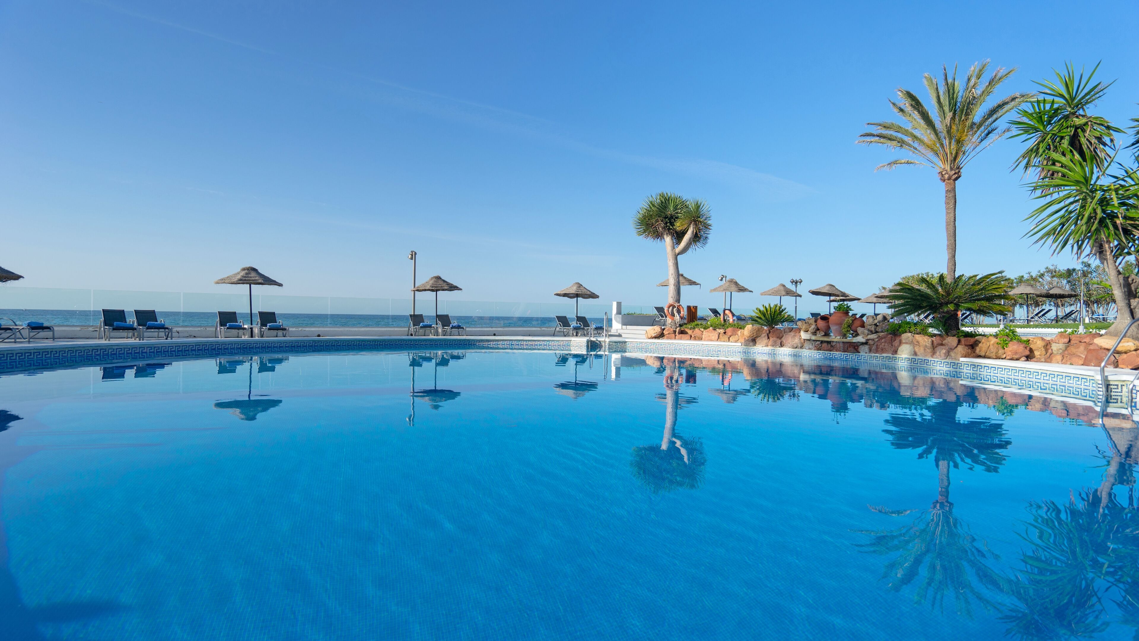 室內游泳池和2 座室外游泳池，提供泳池遮陽傘和日光浴躺椅