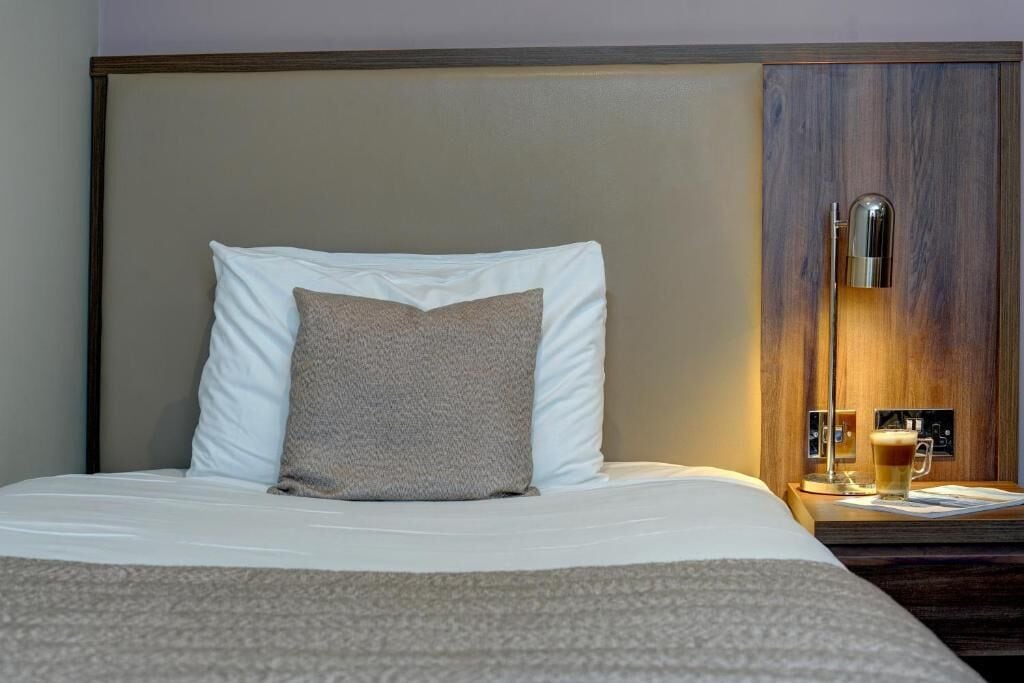 Bureau, fer et planche à repasser, lits bébé (gratuits)