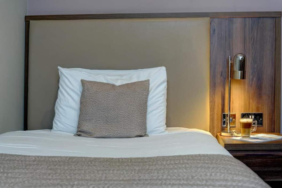 مكتب ومكواة/لوح كي وأسرّة أطفال/رضّع (مجانًا) وأسرّة مجانية قابلة للطي