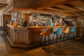 Serves breakfast, lunch and dinner