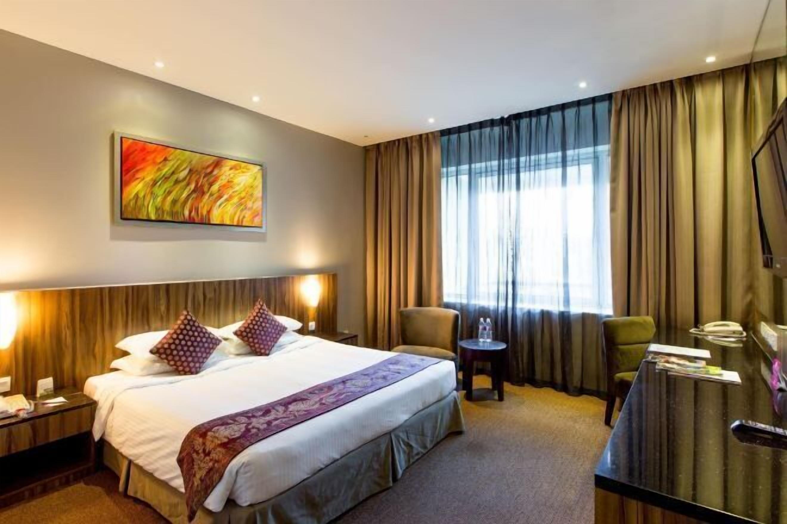 Bar mini, peti besi dalam bilik, meja, langsir/tirai gelap terus 