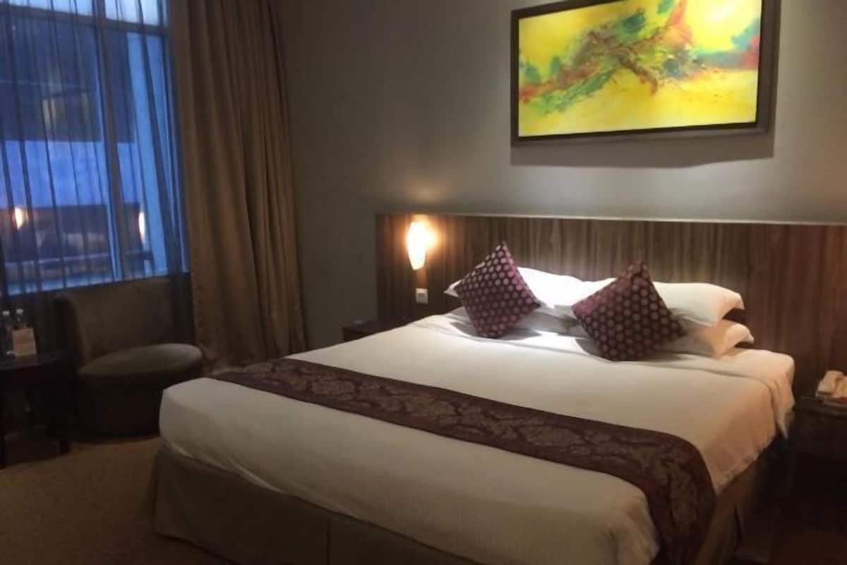 Bar mini, peti besi dalam bilik, meja, langsir/tirai gelap terus