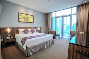 Minibar, in-room safe, desk, blackout curtains - Hotel Royal Kuala Lumpur (Kuala Lumpur)