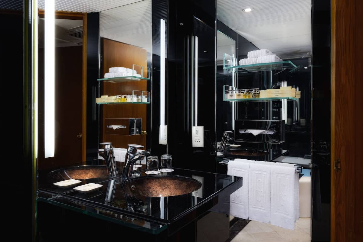 combined shower/bathtub, free toiletries, hair dryer, slippers