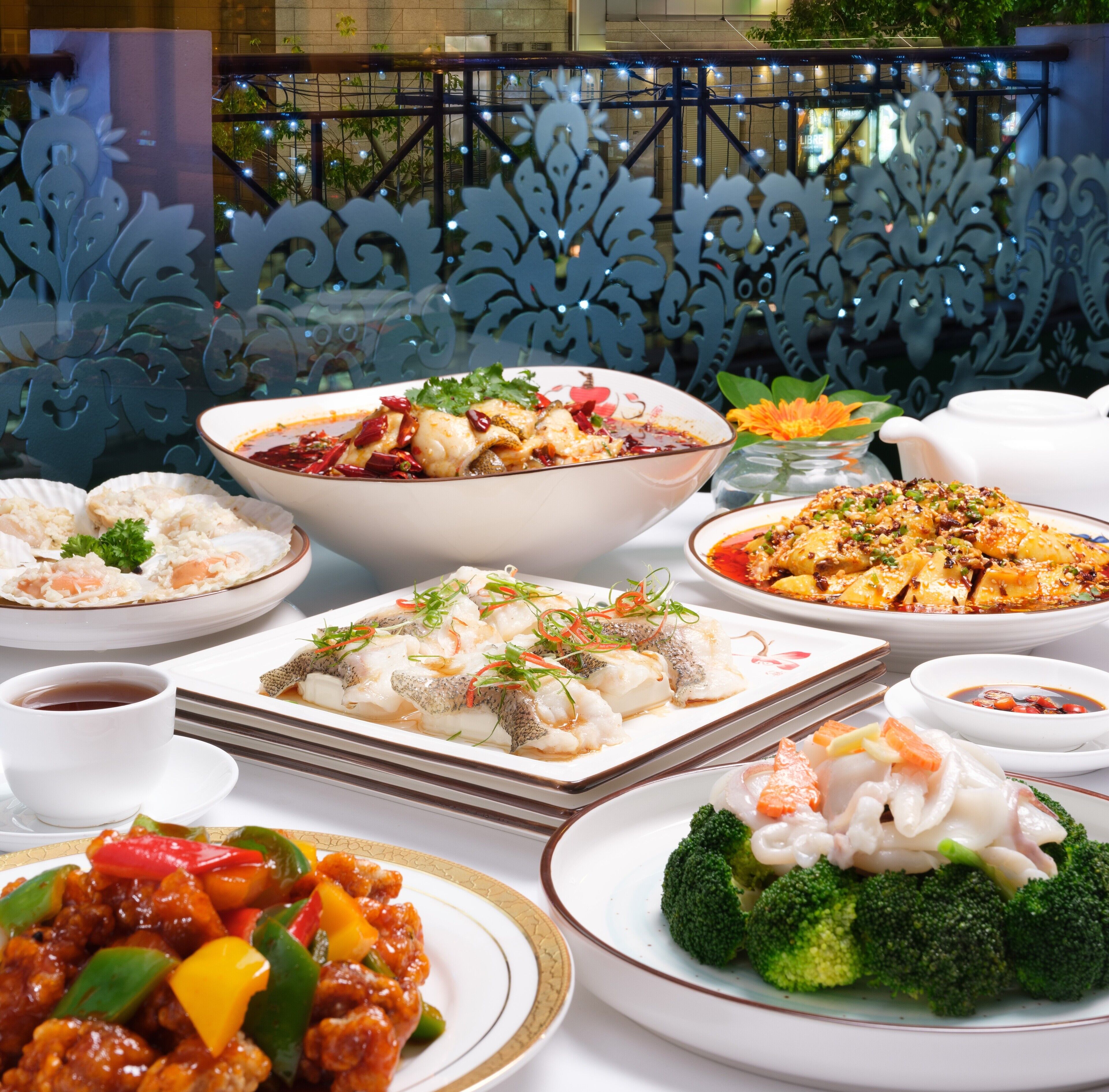 breakfast, lunch, dinner served; international cuisine